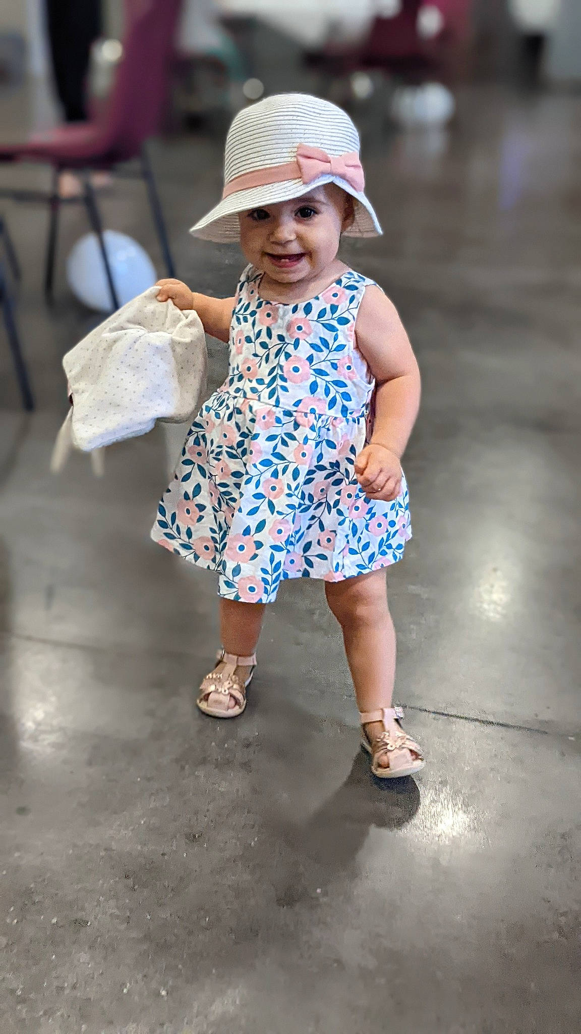 Anna participe au concours pour gagner de l'argent avec cette photo : baby_toddler_clothing, cap, chair, child, dress, electric_blue, eyewear, fun, happy, hat, headwear, human_leg, joy, leisure, pattern, person, recreation, road, shoe, smile