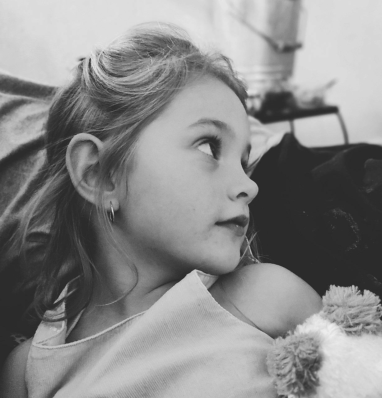 Lucy a rejoint le concours — aidez-le/la à gagner de superbes lots ! beauty, black_and_white, blond, eye, eyelash, fashion, flash_photography, fur, gesture, hair, happy, iris, jewellery, lip, long_hair, monochrome, monochrome_photography, person, smile, street_fashion