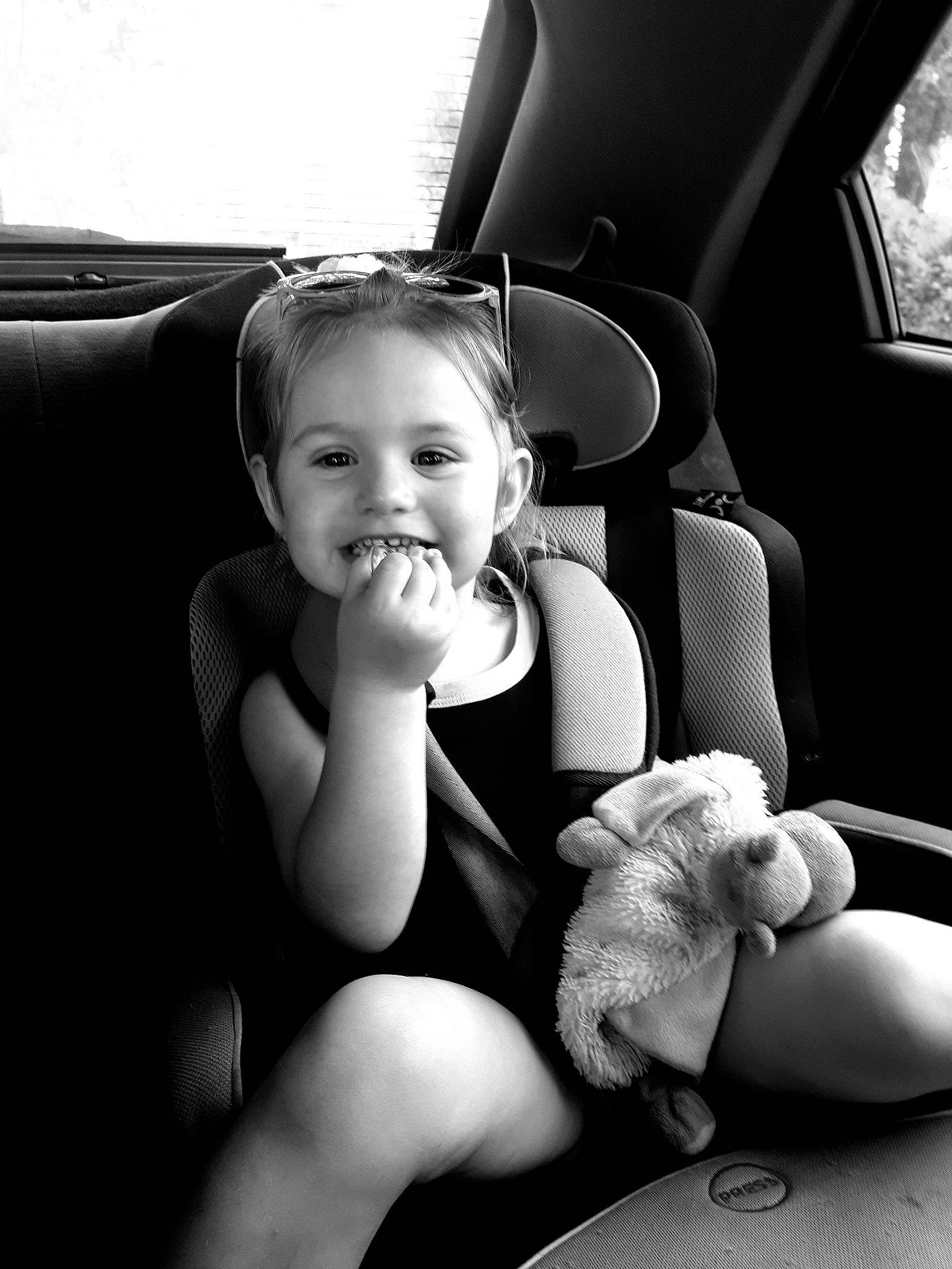 Lucy a rejoint le concours — aidez-le/la à gagner de superbes lots ! arm, baby, black, black_and_white, cheek, child, eye, facial_expression, fun, hand, joy, monochrome, monochrome_photography, person, photograph, photography, sitting, skin, smile, snapshot