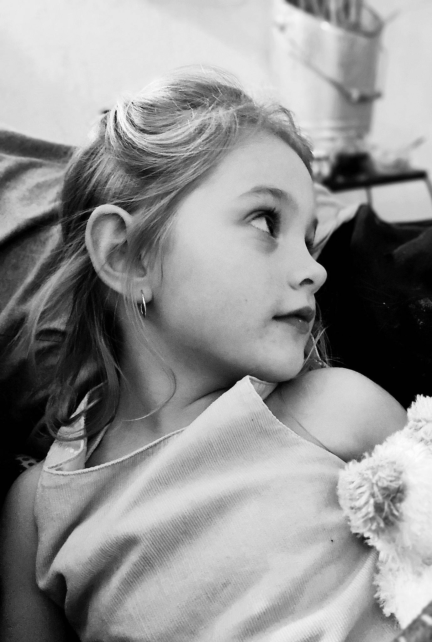 Lucy participe au concours pour gagner de l'argent avec cette photo : black_and_white, eye, eyebrow, eyelash, face, facial_expression, flash_photography, gesture, hair, hairstyle, happy, head, human, iris, lip, person, petal, shoulder, smile, style