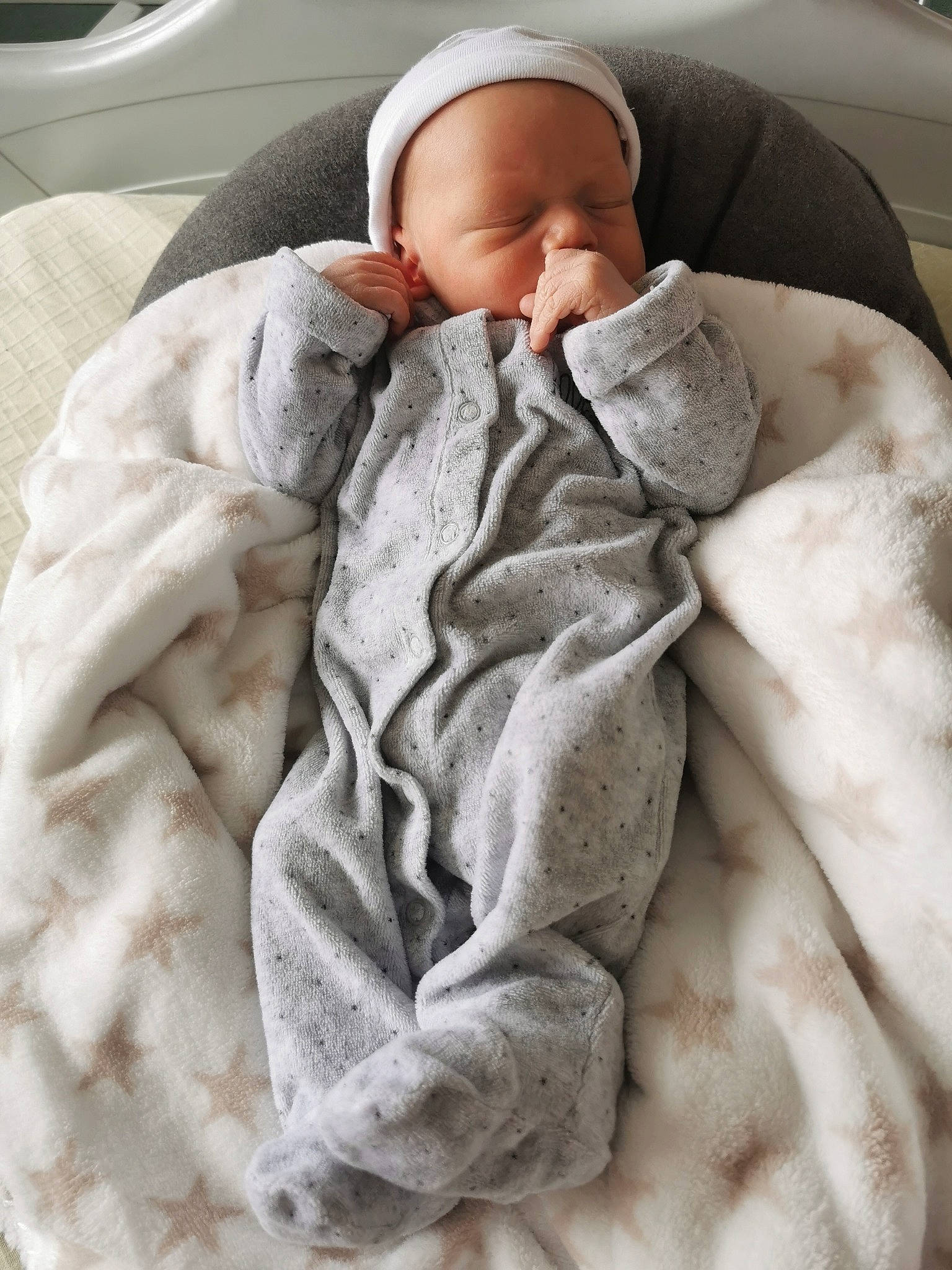 Aédan participe au concours pour gagner de l'argent avec cette photo : baby, baby_products, baby_safety, baby_sleeping, baby_toddler_clothing, bed_sheet, bedding, bedtime, blanket, child, comfort, fur, linens, nap, pattern, person, room, skin, sleep, textile