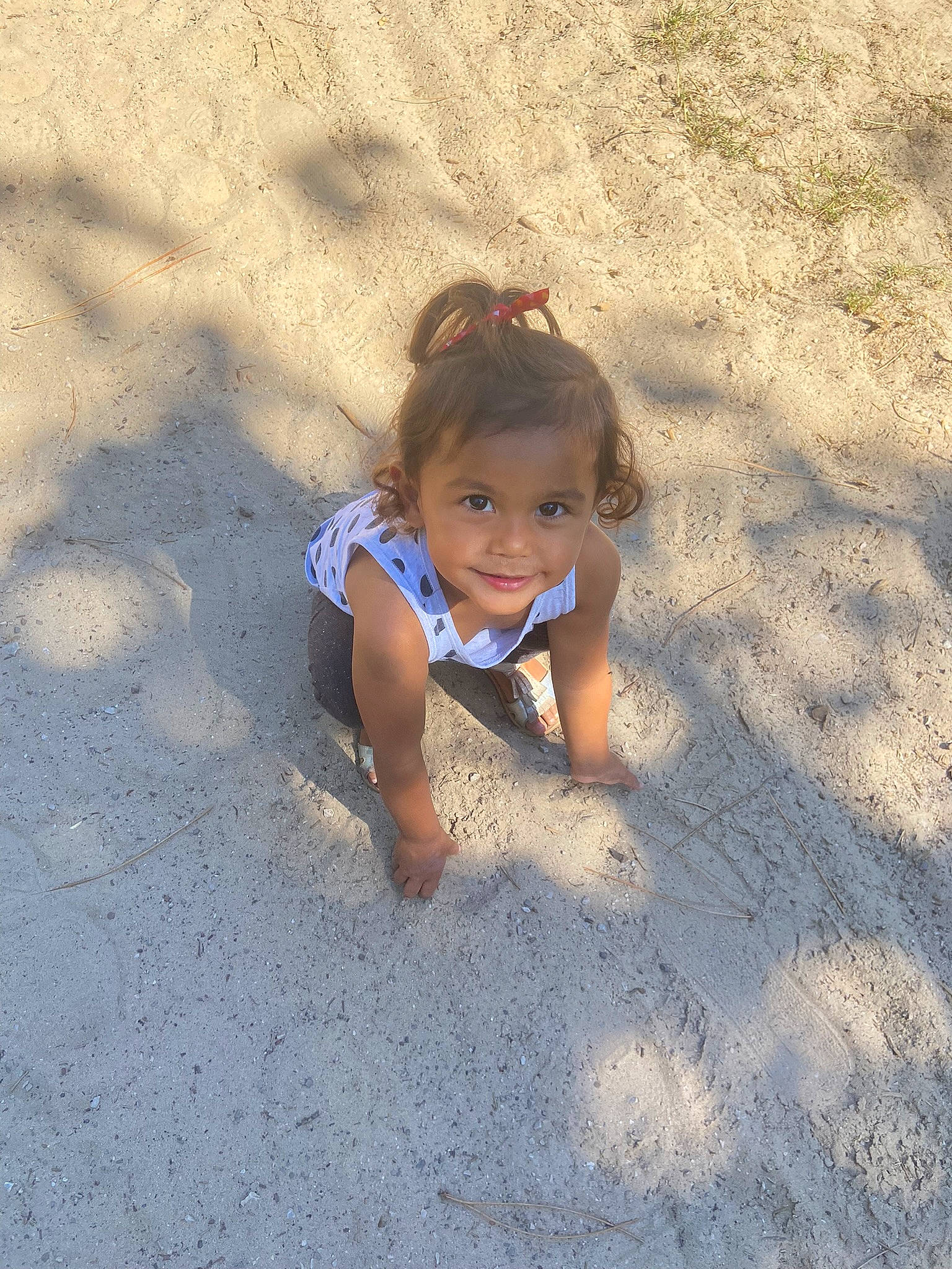 Nila a rejoint le concours — aidez-le/la à gagner de superbes lots ! asphalt, barefoot, beach, beauty, child, eye, foot, fun, happy, human_leg, joy, landscape, leisure, people_in_nature, people_on_beach, person, road_surface, smile, soil, sunlight