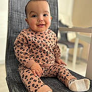 Elyne a rejoint le concours — aidez-le/la à gagner de superbes lots ! baby, babylaughing, clothing, dimples, dress, face, happy, head, hosiery, longsleeve, pajamas, pants, person, photography, portrait, sitting, sleeve, smile, sock, standing
