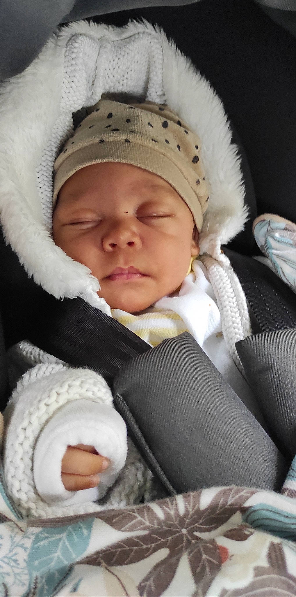 Curtis participe au concours pour gagner de l'argent avec cette photo : baby, baby_products, baby_safety, baby_sleeping, baby_toddler_clothing, beanie, cap, cheek, child, comfort, headwear, knit_cap, linens, person, portrait_photography, skin, toddler, winter