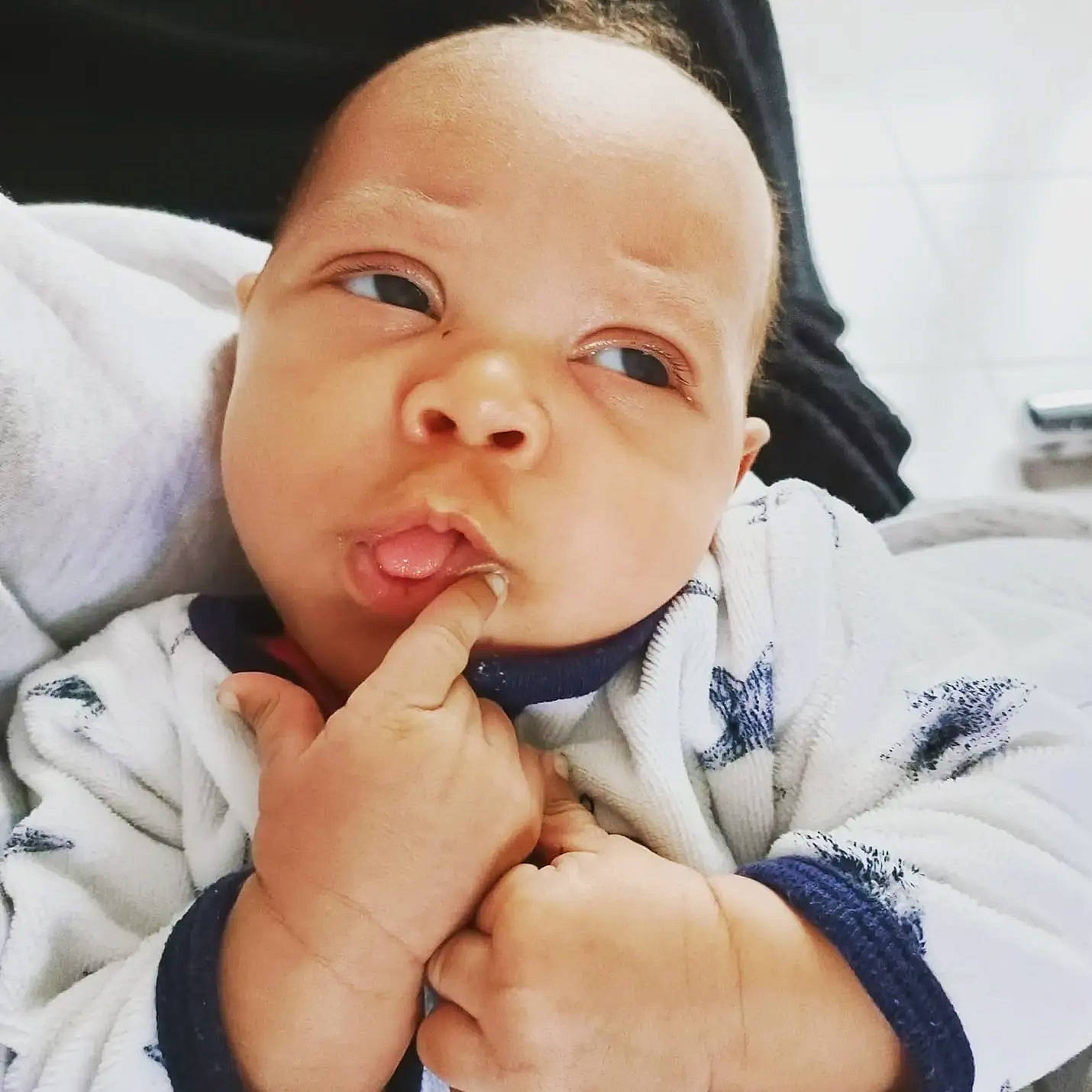 Curtis a rejoint le concours — aidez-le/la à gagner de superbes lots ! baby, baby_toddler_clothing, cheek, comfort, ear, eyelash, face, finger, gesture, hand, happy, iris, lip, nail, nose, person, skin, sleeve, smile, thumb