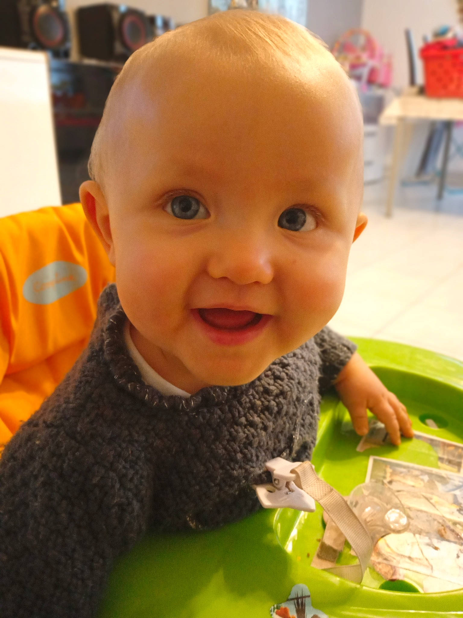 Shayana a rejoint le concours — aidez-le/la à gagner de superbes lots ! baby, cheek, child, eating, face, head, person, play, skin, smile, toddler, tummy_time