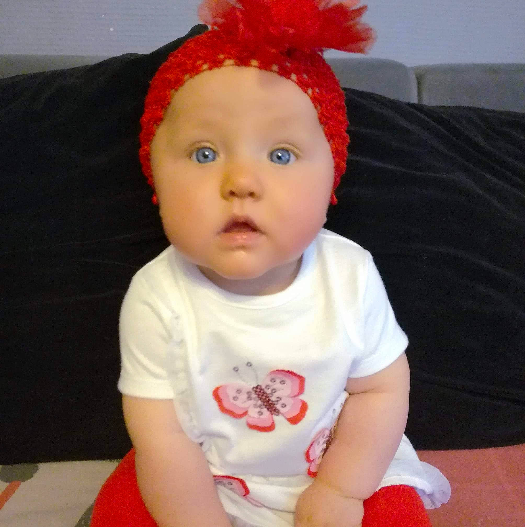 Shayana participe au concours pour gagner de l'argent avec cette photo : baby, baby_toddler_clothing, cheek, child, clothing, costume_accessory, ear, face, fashion_accessory, hair, hair_accessory, hairstyle, head, headband, headgear, headwear, lip, person, red, red_hair