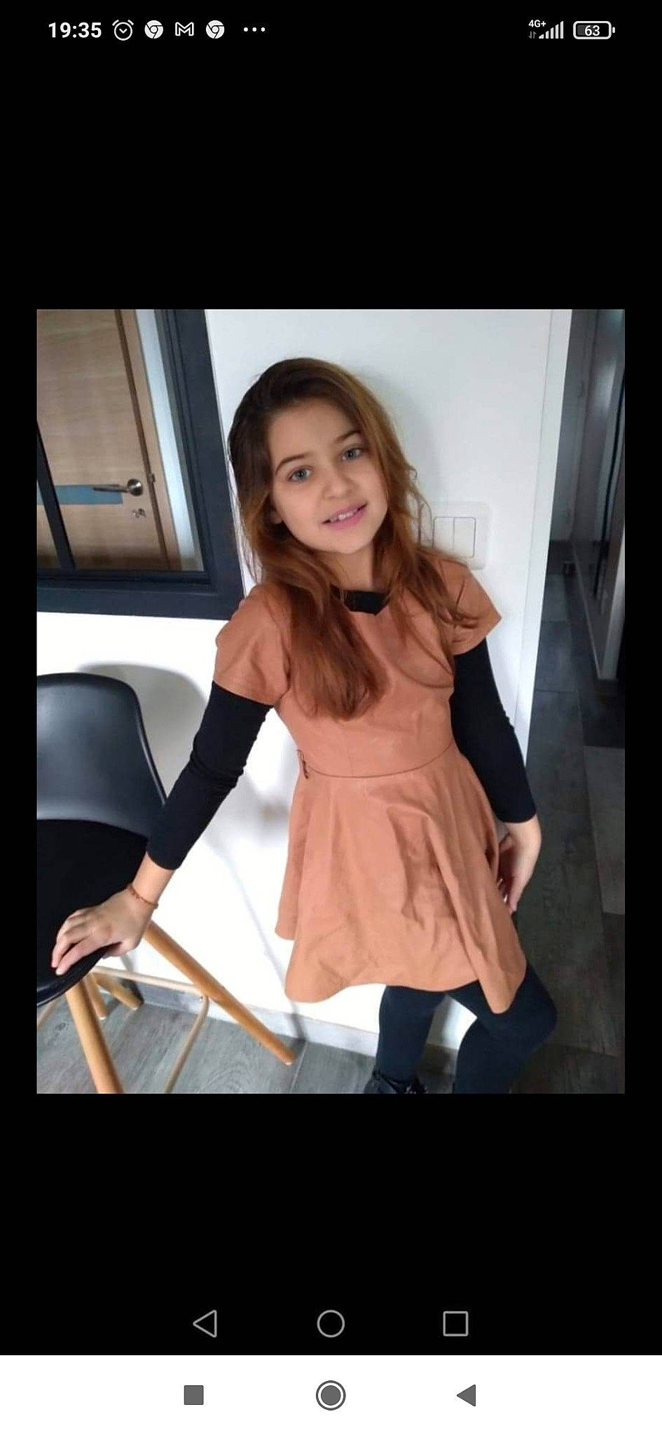 Louane a rejoint le concours — aidez-le/la à gagner de superbes lots ! blond, brown_hair, chair, cool, fashion_design, flash_photography, flooring, fun, gesture, happy, human_leg, joy, knee, leggings, long_hair, person, sleeve, smile, street_fashion, thigh