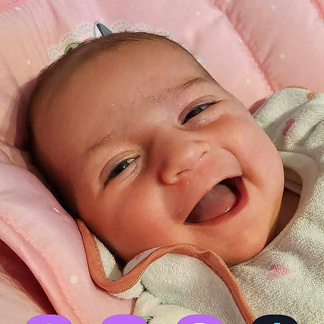 Jade a rejoint le concours — aidez-le/la à gagner de superbes lots ! architecture, baby, babylaughing, bed, bodypart, building, cushion, face, furniture, happy, head, homedecor, hospital, laughing, newborn, person, photography, portrait, sleeping, smile