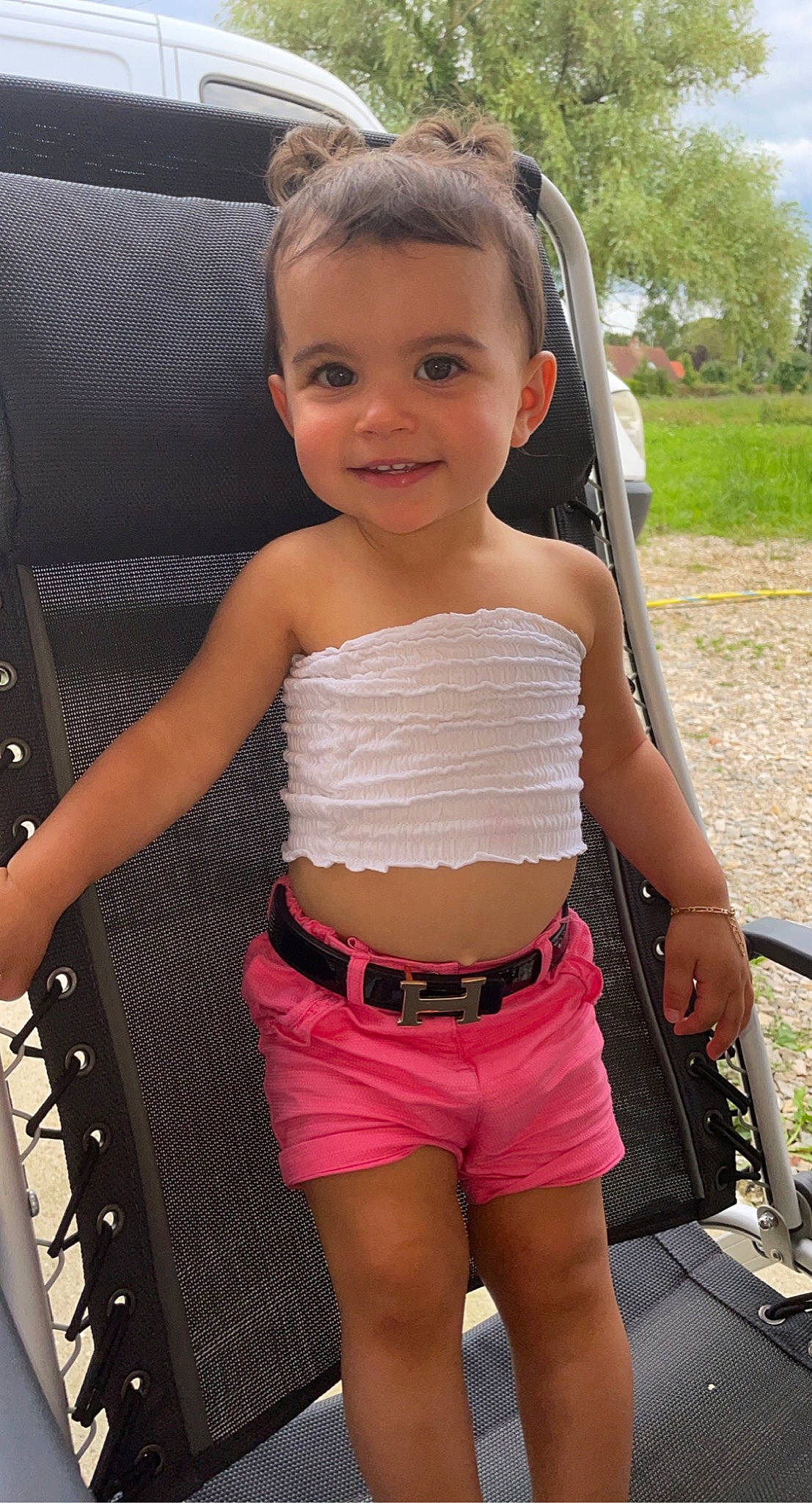 Chelsea a rejoint le concours — aidez-le/la à gagner de superbes lots ! abdomen, chest, finger, hairstyle, human_leg, jean_short, joy, knee, long_hair, navel, person, pink, plant, shorts, skin, sleeve, smile, street_fashion, thigh, tree