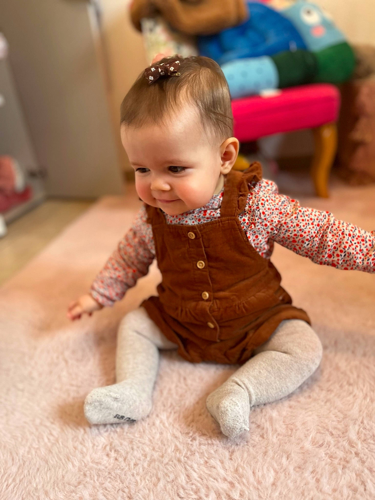 Joyce a rejoint le concours — aidez-le/la à gagner de superbes lots ! baby, baby_toddler_clothing, cheek, comfort, dress, face, floor, flooring, hair, hairstyle, happy, head, human_body, iris, leg, person, skin, sleeve, smile, toddler
