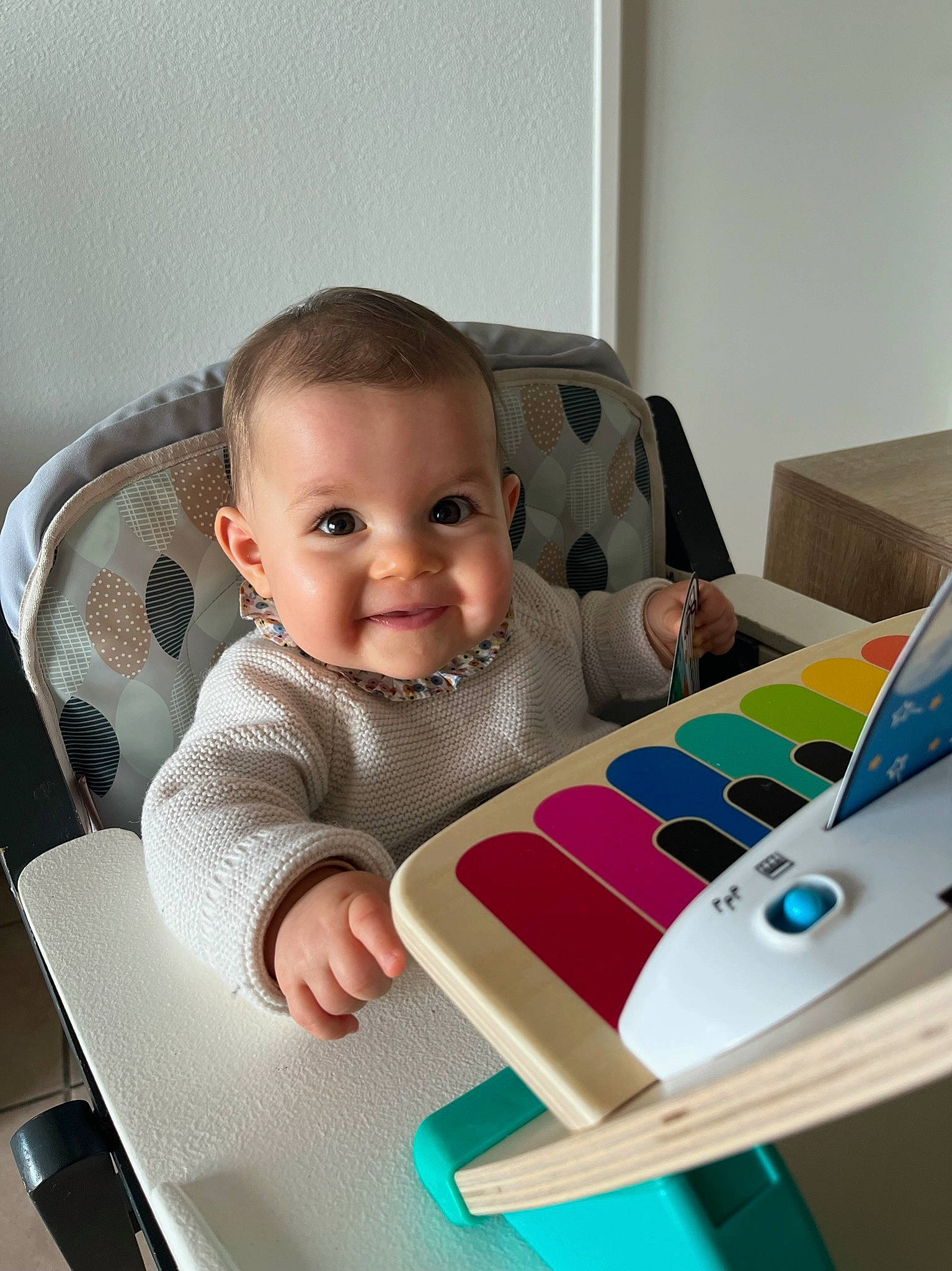 Joyce a rejoint le concours — aidez-le/la à gagner de superbes lots ! baby, baby_products, baby_toddler_clothing, car_seat, child, comfort, communication_device, computer, electronic_device, fun, gadget, joy, lap, laptop, person, product, room, sitting, smile, t_shirt