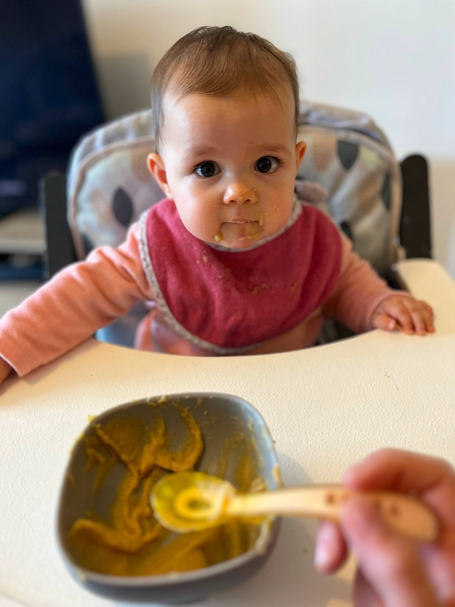 Joyce a rejoint le concours — aidez-le/la à gagner de superbes lots ! art, baby, baby_toddler_clothing, cheek, child, comfort_food, cuisine, cutlery, dish, dishware, food, ingredient, kitchen_utensil, nose, person, plate, recipe, serveware, spoon, tableware