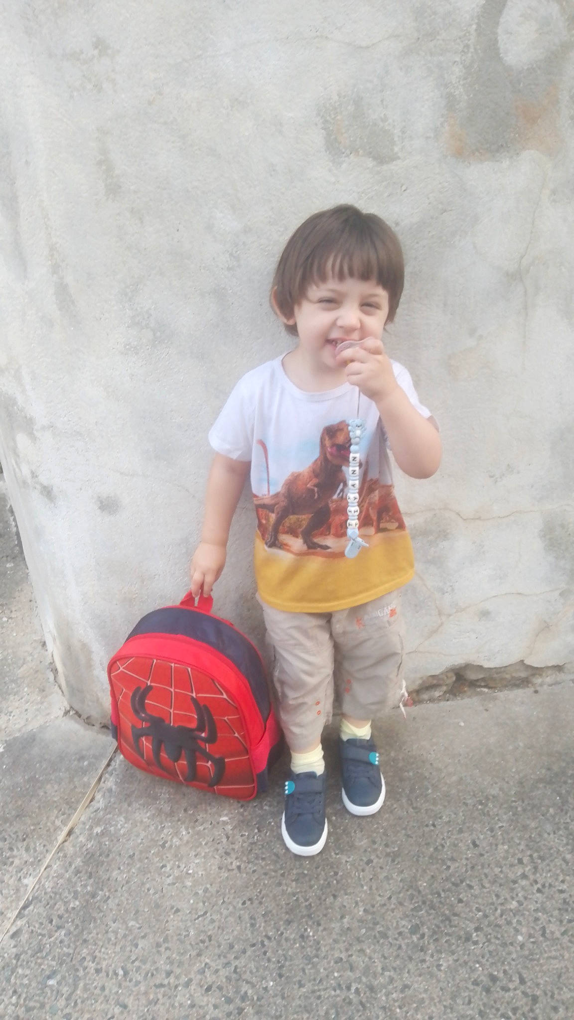 Tiyann participe au concours pour gagner de l'argent avec cette photo : automotive_tire, ball, carmine, child, concrete, fun, happy, human_leg, joy, musical_instrument, people, person, recreation, shoe, shorts, sitting, smile, sneakers, sports_equipment, standing