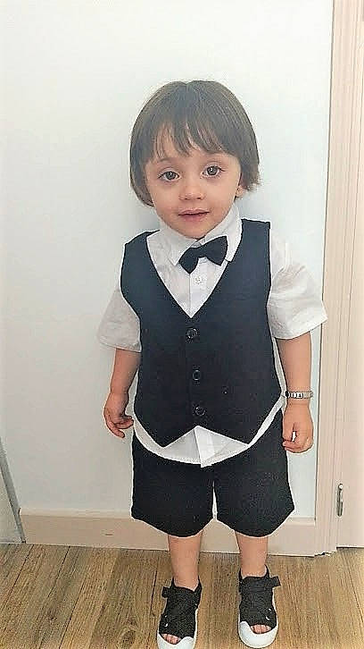 Tiyann a rejoint le concours — aidez-le/la à gagner de superbes lots ! baby_toddler_clothing, blazer, bow_tie, child, clothing, collar, costume, dress_shirt, facial_expression, fashion_design, formal_wear, hair, knee, outerwear, pattern, person, school_uniform, sleeve, tie, toddler