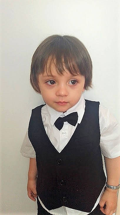 Tiyann participe au concours pour gagner de l'argent avec cette photo : bangs, black_hair, blazer, bow_tie, button, child, chin, collar, dress_shirt, face, formal_wear, hair, neck, outerwear, person, school_uniform, sleeve, suit, tie, toddler