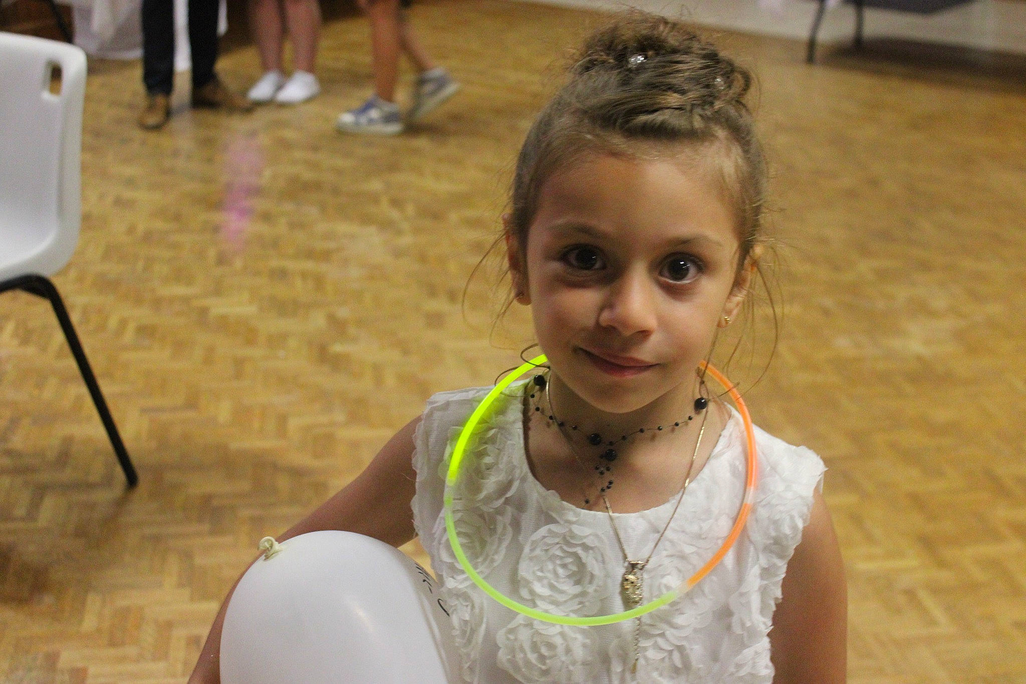 Layanna a rejoint le concours — aidez-le/la à gagner de superbes lots ! chair, child, event, flooring, fun, grass, happy, jewellery, joy, leisure, mammal, necklace, party, person, recreation, room, sitting, smile, thigh, toddler