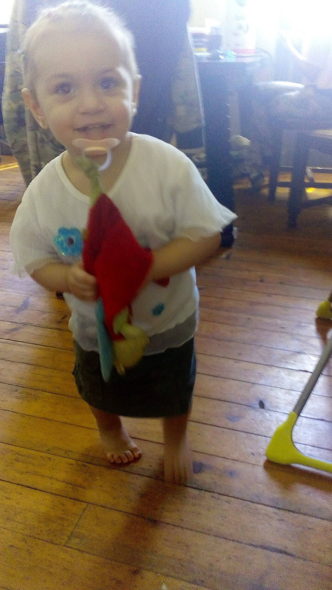 Layanna a rejoint le concours — aidez-le/la à gagner de superbes lots ! baby, child, floor, flooring, person, play, standing, toddler