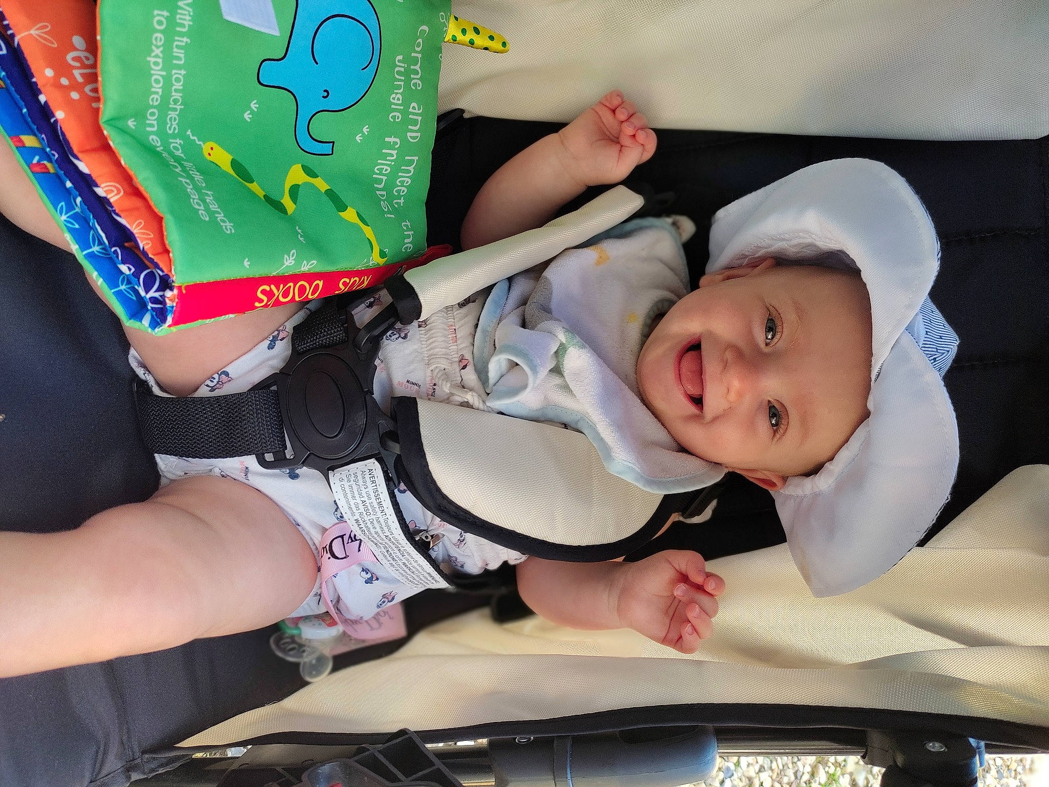 Elysia a rejoint le concours — aidez-le/la à gagner de superbes lots ! arm, baby, baby_toddler_clothing, child, event, finger, fun, gesture, hand, hat, headgear, headwear, human, joy, mammal, person, product, smile, t_shirt, textile