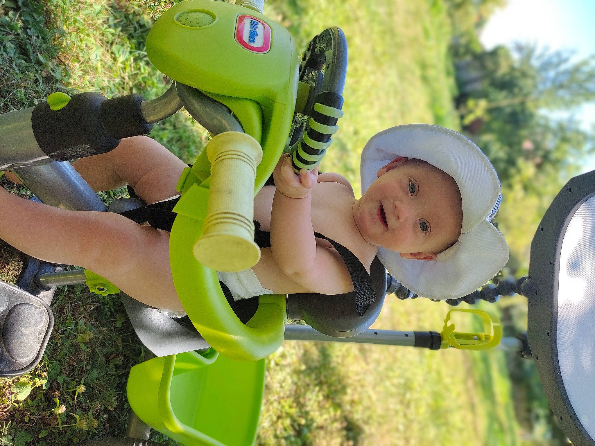 Elysia a rejoint le concours — aidez-le/la à gagner de superbes lots ! baby, baby_products, child, fictional_character, fun, grass, green, happy, hat, headwear, leaf, leisure, people_in_nature, person, personal_protective_equipment, plant, recreation, smile, sun_hat, toddler