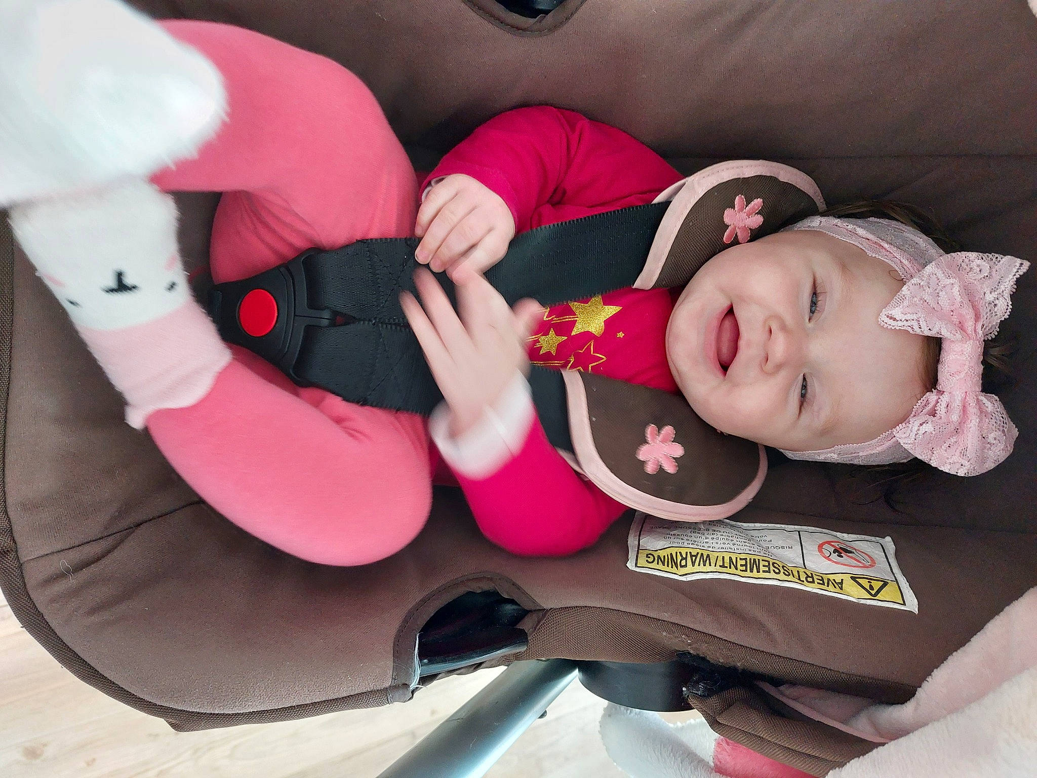 Elyse a rejoint le concours — aidez-le/la à gagner de superbes lots ! arm, baby, baby_carriage, baby_products, baby_toddler_clothing, child, comfort, fun, gesture, hand, happy, headgear, headwear, human_body, lap, mouth, person, pink, sleeve, smile