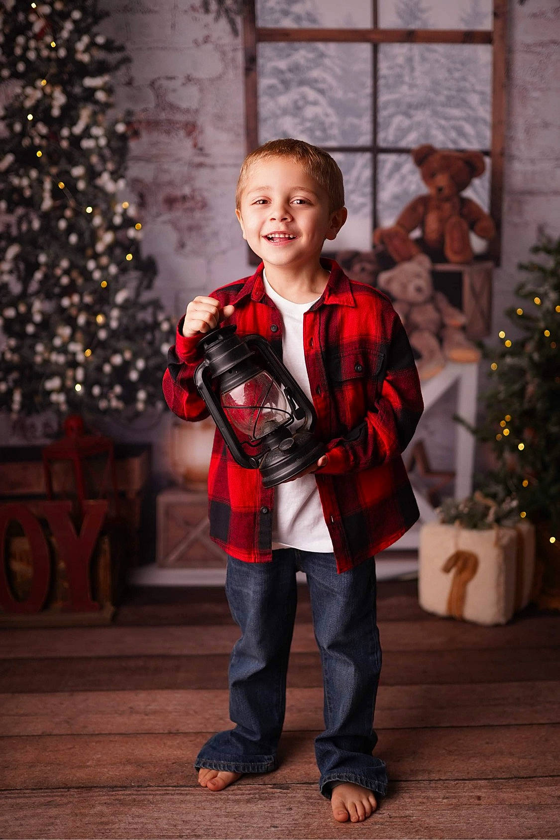 Jonathan is registered to the contest to win money with this photo: christmas, christmas_decoration, christmas_ornament, christmas_tree, event, face, fun, hair, happy, head, holiday, holiday_ornament, joy, ornament, person, plaid, sleeve, smile, tartan, toddler