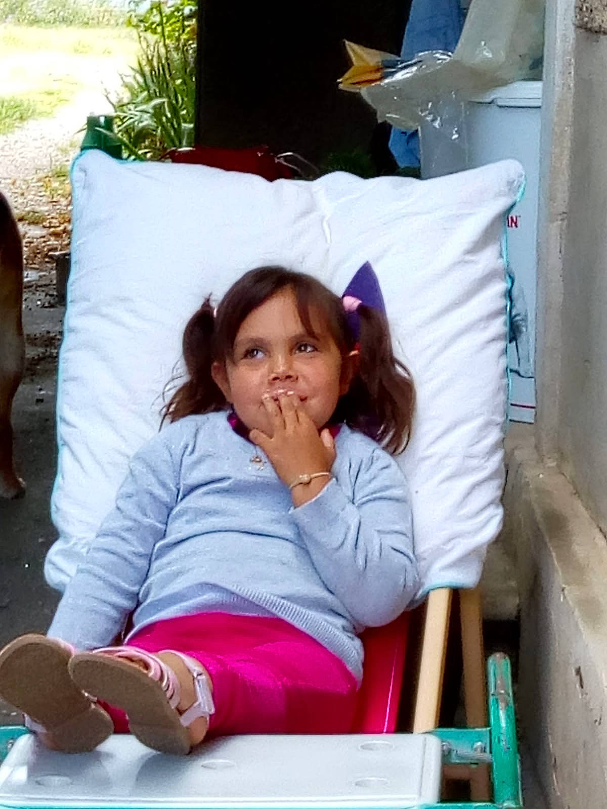 Anghjulina participe au concours pour gagner de l'argent avec cette photo : comfort, couch, event, fun, grass, green, happy, lap, leisure, linens, magenta, outdoor_furniture, person, pillow, recreation, sitting, t_shirt, textile, throw_pillow, tree