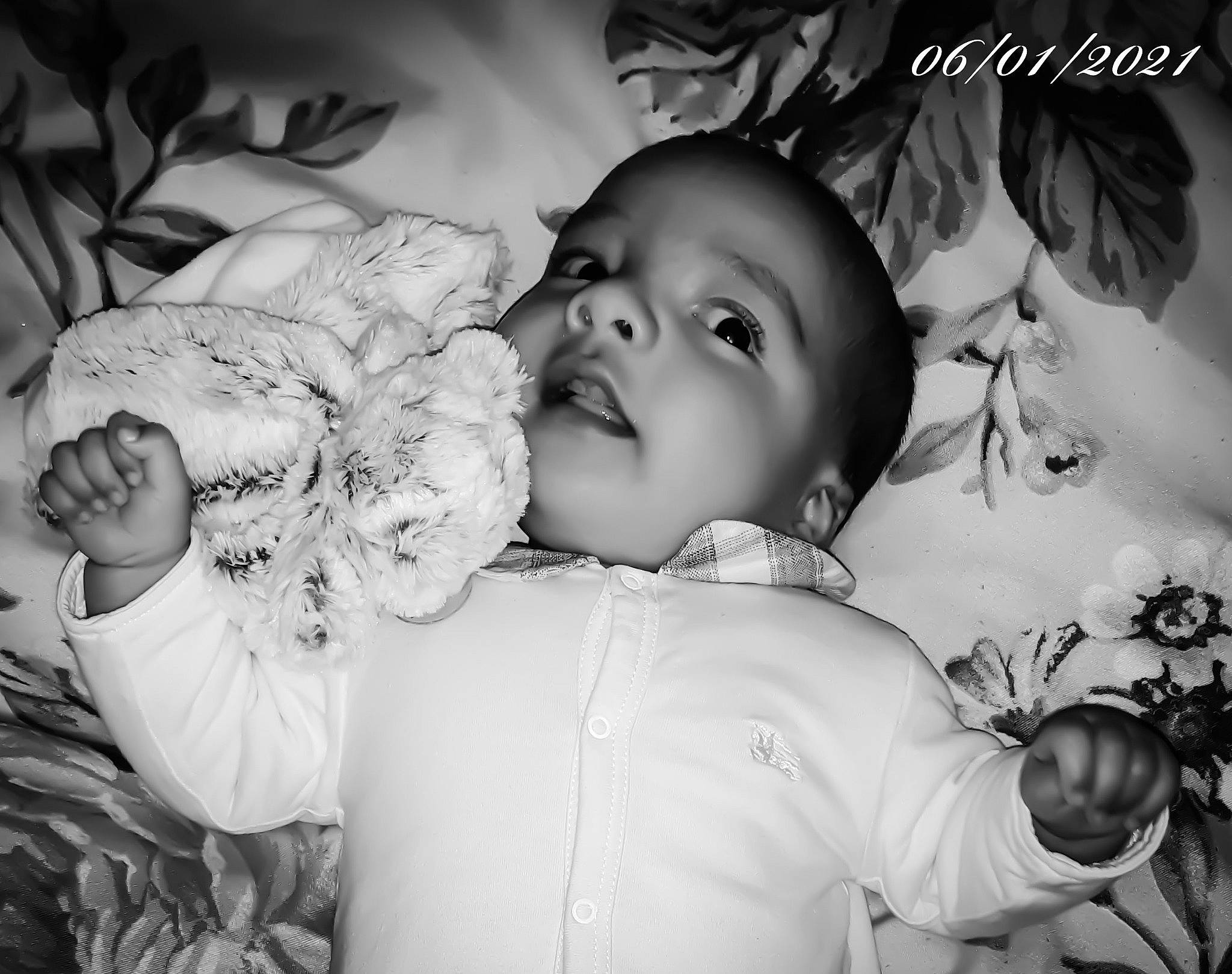 Elias a rejoint le concours — aidez-le/la à gagner de superbes lots ! baby, black, black_and_white, cheek, eye, facial_expression, finger, flash_photography, gesture, hairstyle, hand, happy, iris, leaf, organ, person, skin, smile, style, toddler