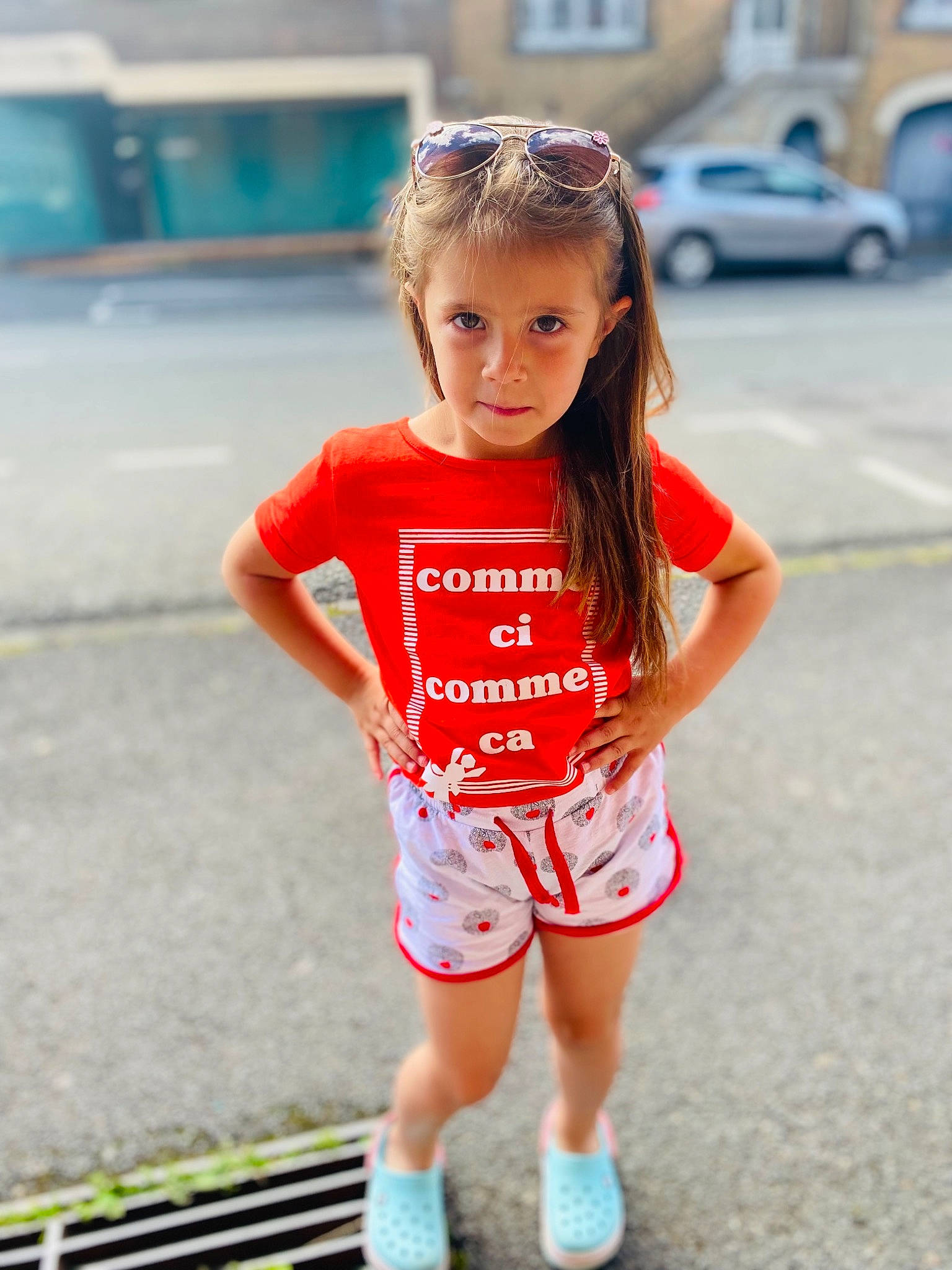 Jade a rejoint le concours — aidez-le/la à gagner de superbes lots ! asphalt, face, footwear, hair, happy, joint, person, recreation, road, shoe, shorts, shoulder, sleeve, sneakers, sportswear, street_fashion, summer, t_shirt, thigh, toddler