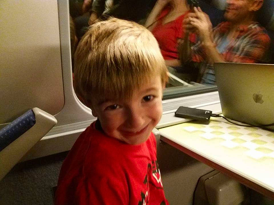 Wesley a rejoint le concours — aidez-le/la à gagner de superbes lots ! bangs, chair, child, computer, desk, electronic_device, event, fun, gadget, input_device, joy, laptop, person, personal_computer, play, room, sitting, smile, t_shirt, table