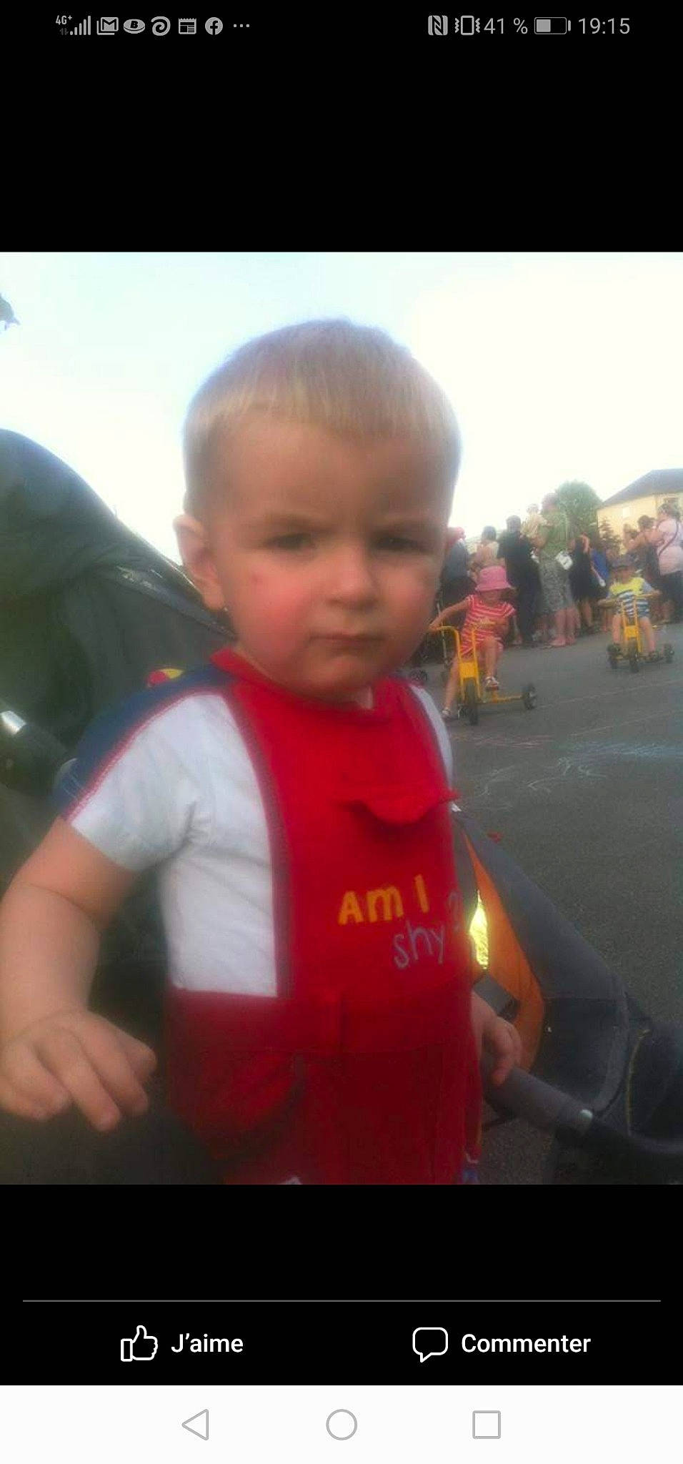 Wesley participe au concours pour gagner de l'argent avec cette photo : asphalt, baby, child, cool, family_car, fun, gesture, grass, happy, leisure, person, personal_protective_equipment, plant, recreation, selfie, sky, t_shirt, toddler, travel, tree