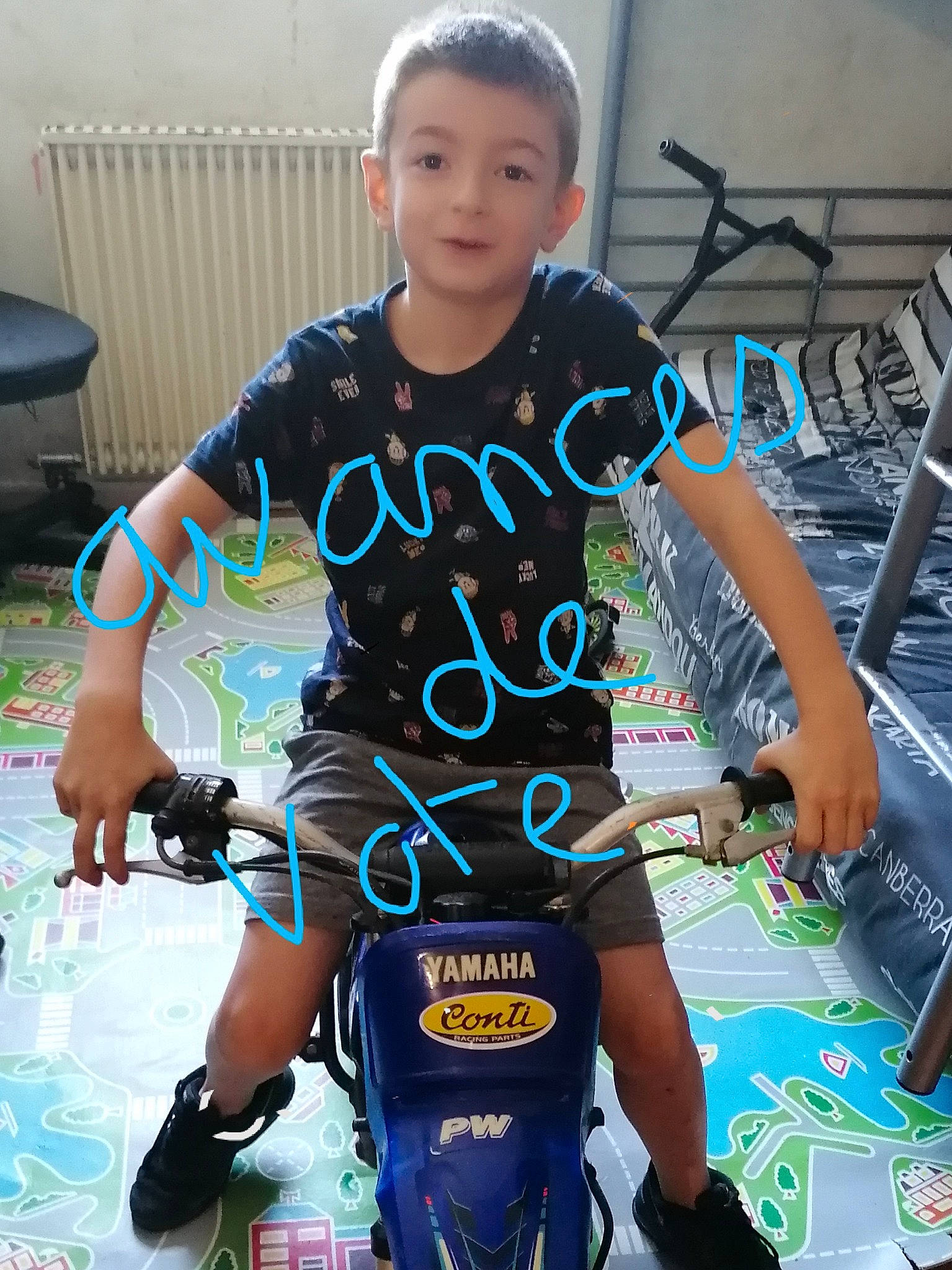 Wesley participe au concours pour gagner de l'argent avec cette photo : bicycle_clothing, bicycle_fork, bicycle_frame, bicycle_handlebar, bicycle_tire, bicycles_equipment_and_supplies, chair, cool, cycle_sport, cycling_shorts, electric_blue, electronic_instrument, fun, gadget, leisure, person, personal_protective_equipment, recreation, sleeve, sportswear