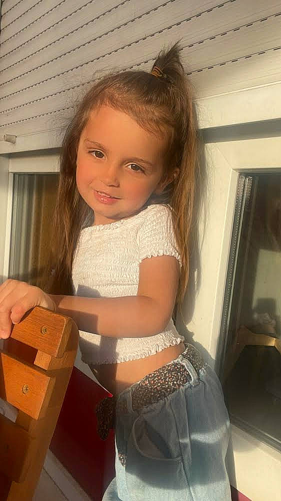 Louna participe au concours pour gagner de l'argent avec cette photo : blond, box, brown_hair, carton, chest, child, fun, human_leg, joy, knee, long_hair, person, picture_frame, room, shipping_box, sitting, smile, thigh, toddler, trunk