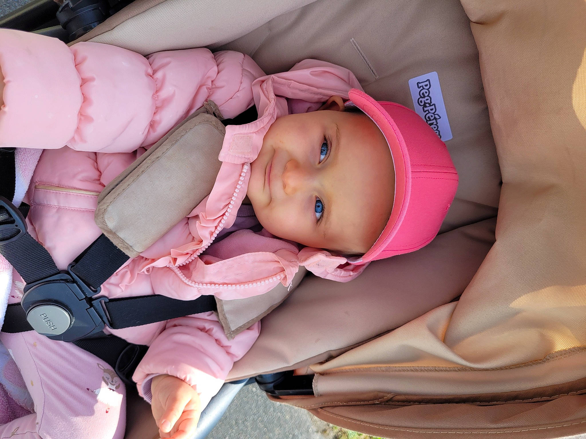 Maëlle a rejoint le concours — aidez-le/la à gagner de superbes lots ! arm, baby, baby_carriage, baby_products, baby_toddler_clothing, cheek, child, comfort, eyelash, finger, hand, headwear, human_body, leg, lip, mouth, nail, people, person, pink