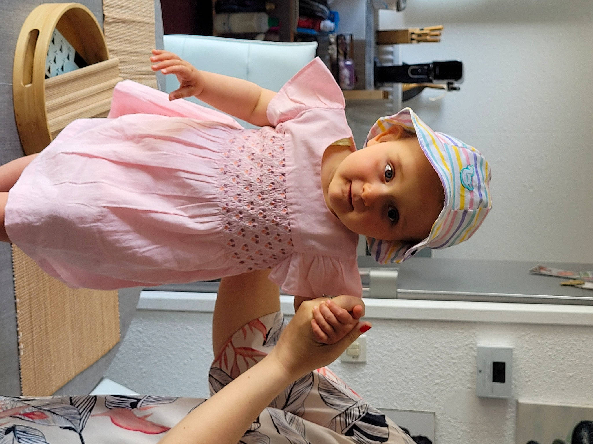 Maëlle participe au concours pour gagner de l'argent avec cette photo : abdomen, baby, chair, chest, child, comfort, event, fun, gesture, happy, hat, headwear, human_leg, joint, muscle, peach, person, room, shoulder, smile