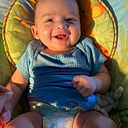 Timaël a rejoint le concours — aidez-le/la à gagner de superbes lots ! baby, smiling, diaper, blue_shirt, baby_seat, colorful, indoor, happy, child, infant, cute, chubby_cheeks, light, person, seat, comfort, young, portrait, hand, skin