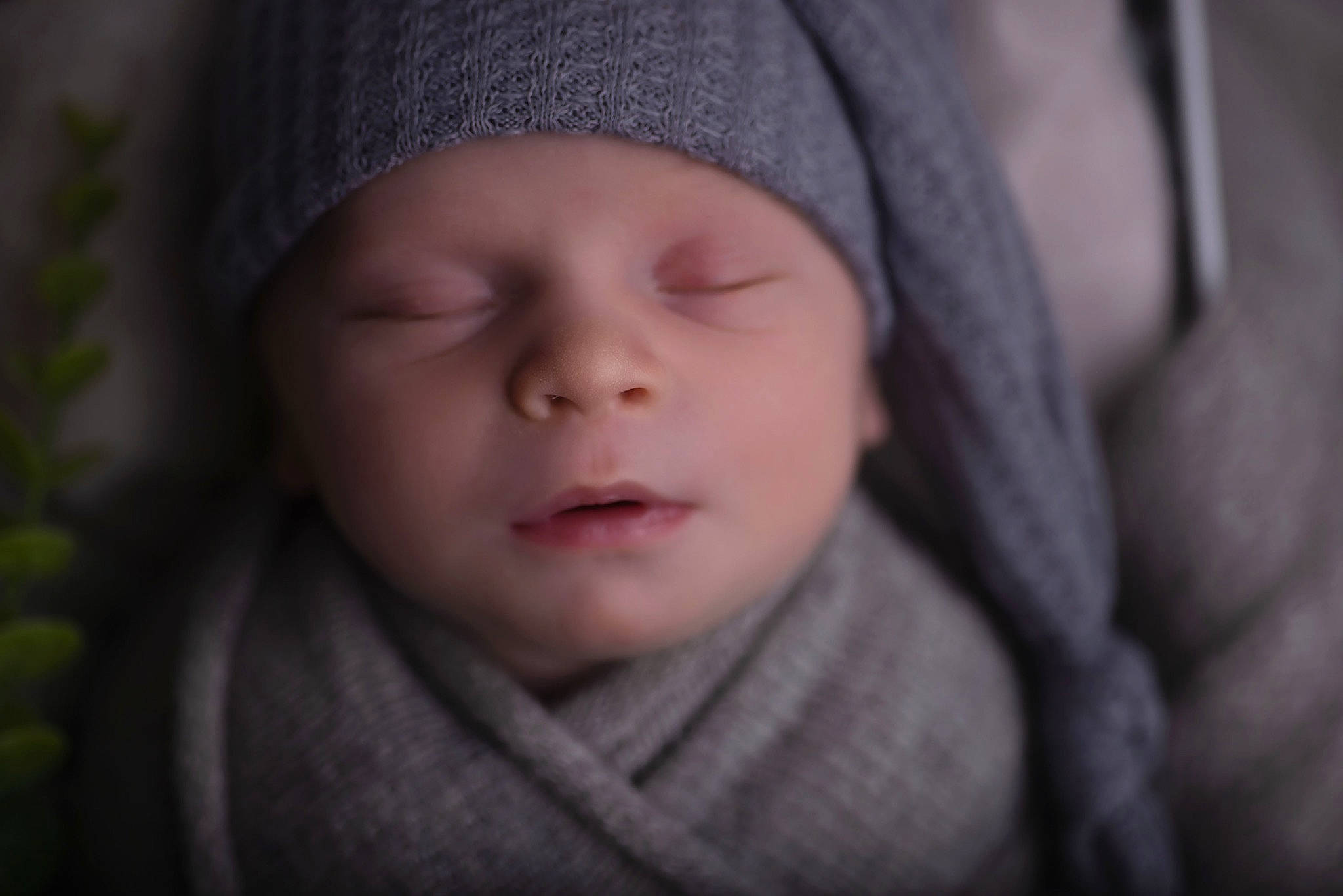 Adelino participe au concours pour gagner de l'argent avec cette photo : baby, baby_toddler_clothing, beanie, cap, cheek, child, comfort, darkness, face, flash_photography, gesture, grey, hat, head, headwear, knit_cap, lip, person, portrait_photography, sleeve