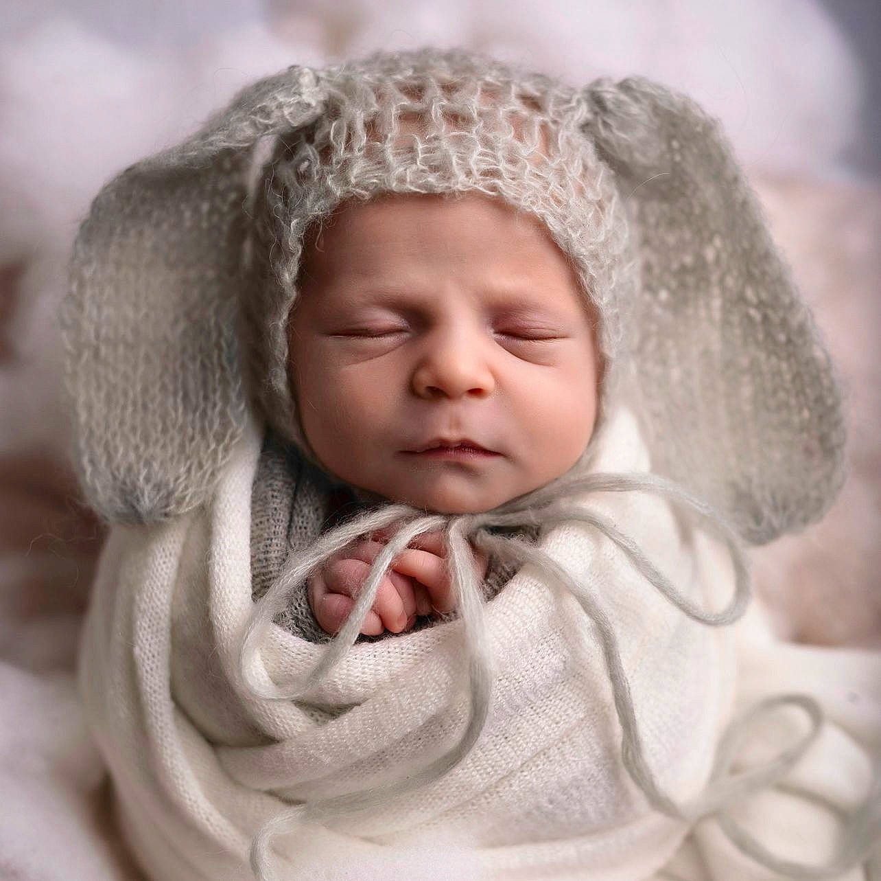 Adelino participe au concours pour gagner de l'argent avec cette photo : baby, cap, cheek, chin, comfort, eye, eyebrow, face, flash_photography, happy, headgear, headwear, iris, knit_cap, lip, nose, outerwear, person, sleeve, toddler