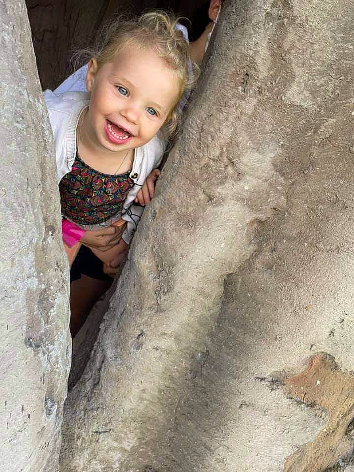 Zoé participe au concours pour gagner de l'argent avec cette photo : blond, eye, facial_expression, flash_photography, flooring, fun, grass, hair, happy, joy, leisure, long_hair, people_in_nature, person, sand, skin, smile, standing, toddler, tree