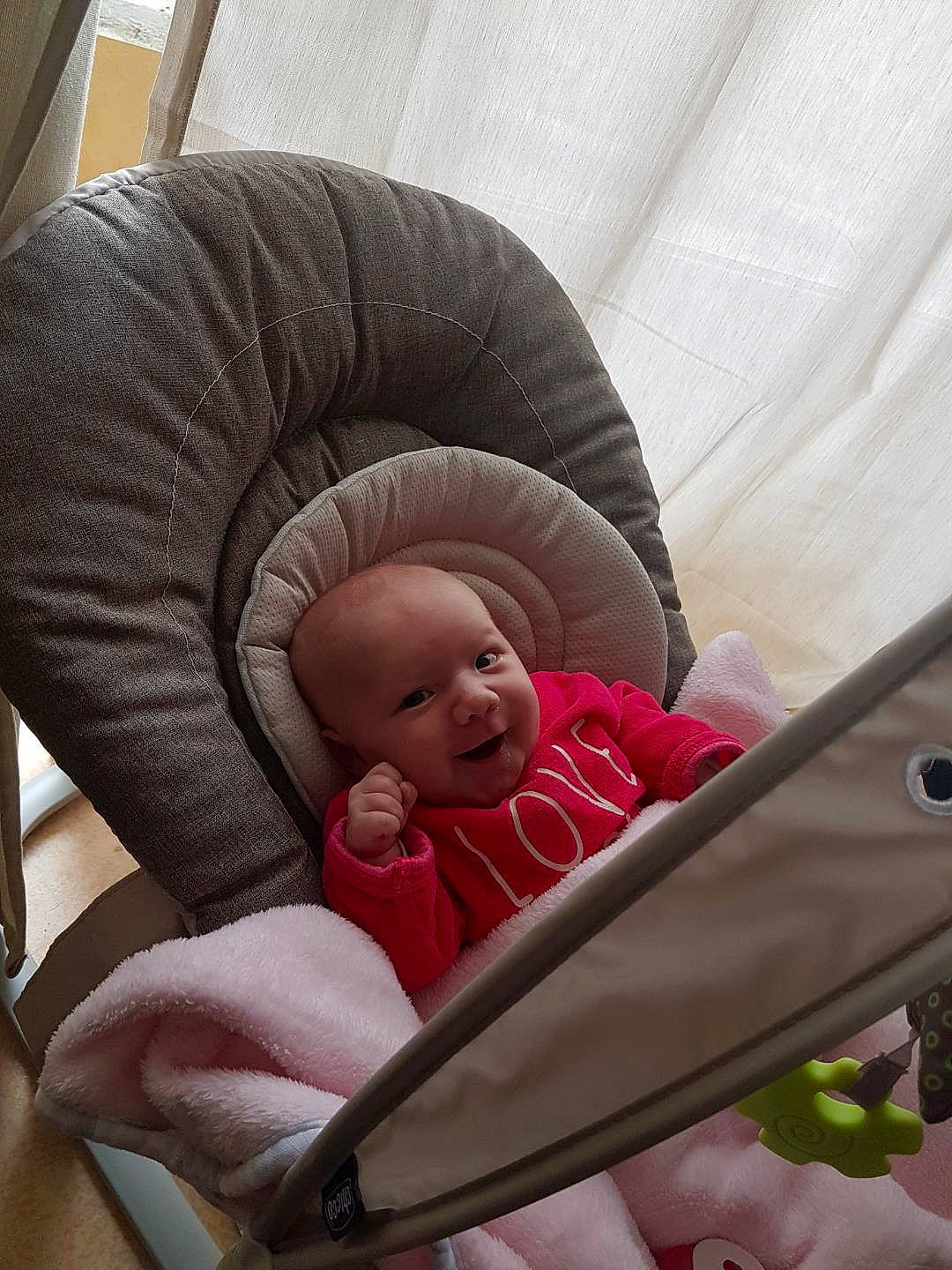 Ariana participe au concours pour gagner de l'argent avec cette photo :