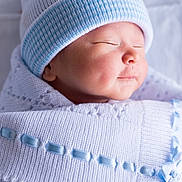 Matías is registered to the contest to win money with this photo: beanie, blue, bonnet, cap, child, crochet, girl, headgear, infant, knit_cap, knitting, material, nose, product, skin, sun_hat, textile, toddler, wool