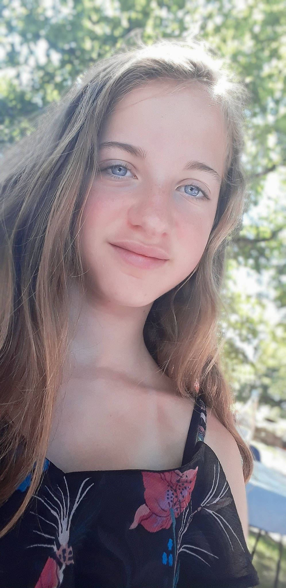 Alice participe au concours pour gagner de l'argent avec cette photo : beauty, blond, brown_hair, chin, eye, eyebrow, face, hair, hairstyle, lip, long_hair, neck, nose, person, photography, portrait, portrait_photography, selfie, skin, smile