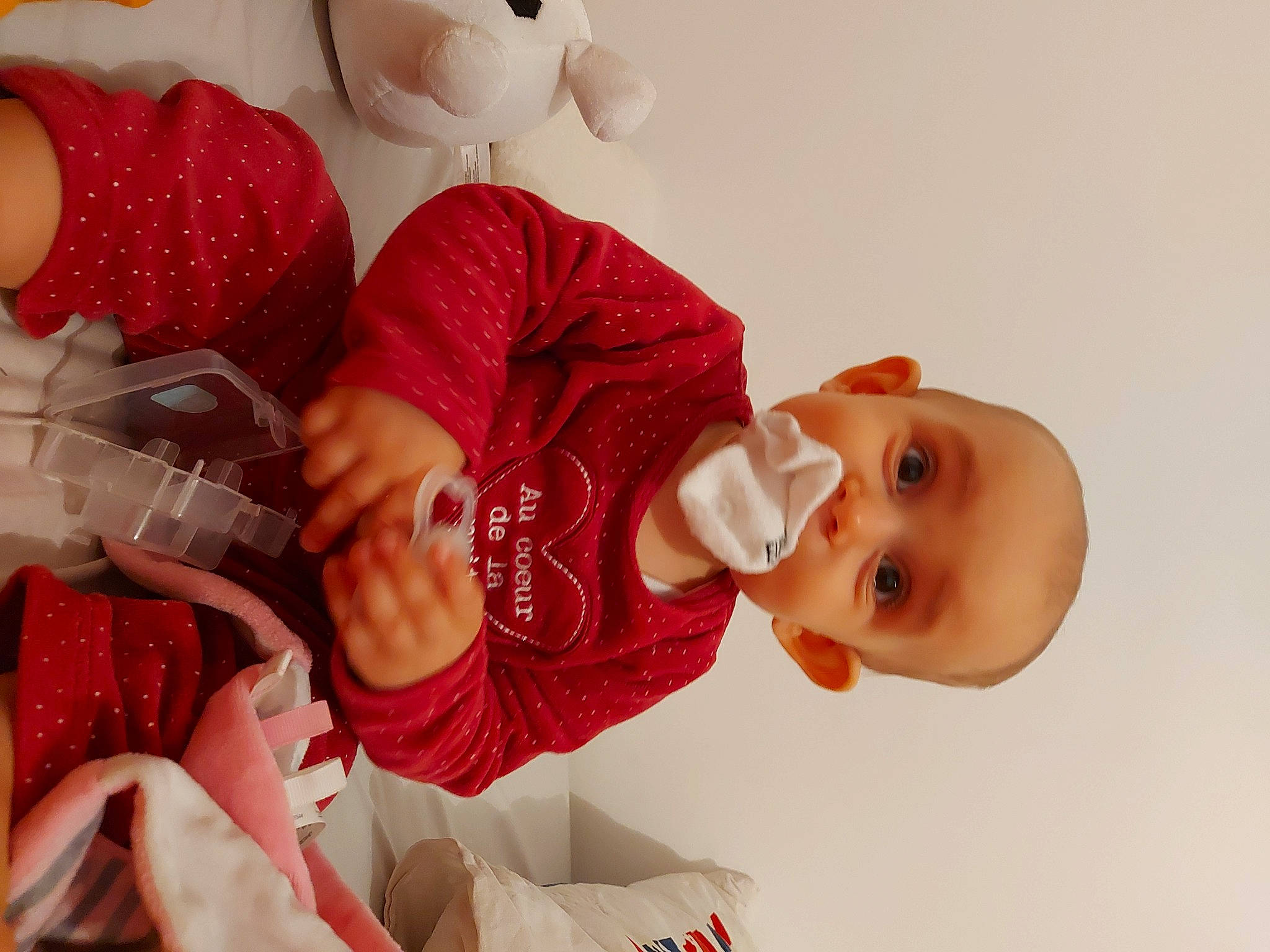 Kiara a rejoint le concours — aidez-le/la à gagner de superbes lots ! baby, baby_products, baby_sleeping, baby_toddler_clothing, carmine, child, comfort, happy, human_body, mouth, organ, person, pink, product, red, room, skin, sleeve, smile, textile