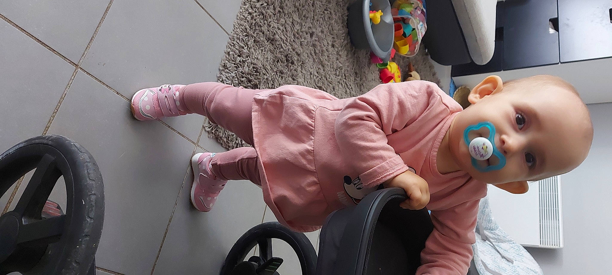 Kiara a rejoint le concours — aidez-le/la à gagner de superbes lots ! arm, auto_part, baby_products, bicycle_handlebar, bicycle_wheel, finger, fun, gesture, hand, joint, leisure, motor_vehicle, person, pink, stuffed_toy, tire, toy, vehicle, vehicle_door, wheel