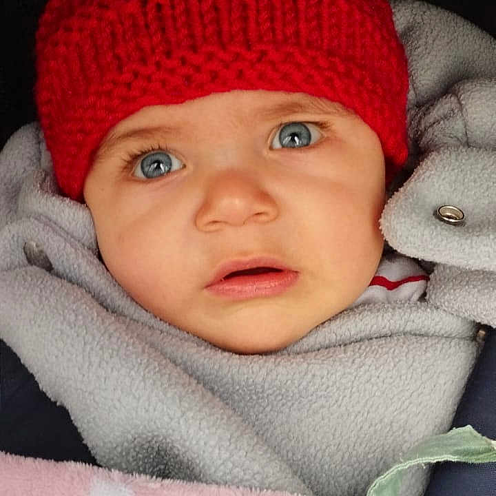 Lévi participe au concours pour gagner de l'argent avec cette photo : baby, blanket, blue_eyes, child, close_up, cozy, cute, expression, face, fleece, indoor, infant, knit_hat, pink_blanket, polka_dots, pom_pom, portrait, red_hat, soft_texture, warm_clothing
