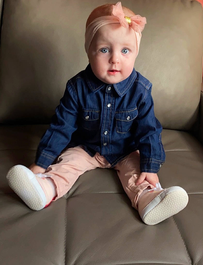 Inès participe au concours pour gagner de l'argent avec cette photo : baby, baby_toddler_clothing, cheek, collar, comfort, dress_shirt, eye, finger, flash_photography, human_leg, joint, knee, leg, person, sitting, skin, sleeve, sock, thigh, tie