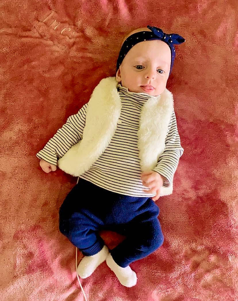 Inès a rejoint le concours — aidez-le/la à gagner de superbes lots ! arm, baby_toddler_clothing, clothing, cool, doll, facial_expression, fawn, finger, hairstyle, hand, headwear, human_body, iris, neck, outerwear, person, shoulder, sleeve, t_shirt, textile