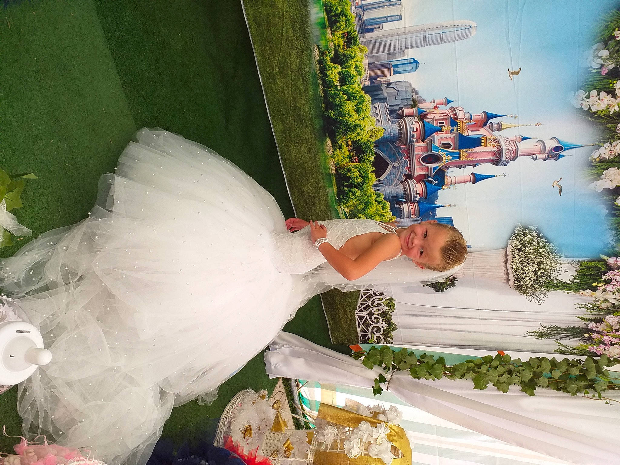 Harley Et Sa Soeur Eeverton participe au concours pour gagner de l'argent avec cette photo : bouquet, bridal_clothing, bride, ceremony, dress, floral_design, floristry, flower, gown, joy, marriage, person, photography, plant, wedding, wedding_ceremony_supply, wedding_dress, white