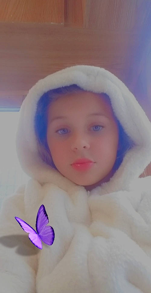 Harley Et Sa Soeur Eeverton a rejoint le concours — aidez-le/la à gagner de superbes lots ! baby, blue, cheek, child, eye, face, flower, forehead, hand, head, headwear, lip, nose, person, petal, photography, pink, purple, skin, toddler