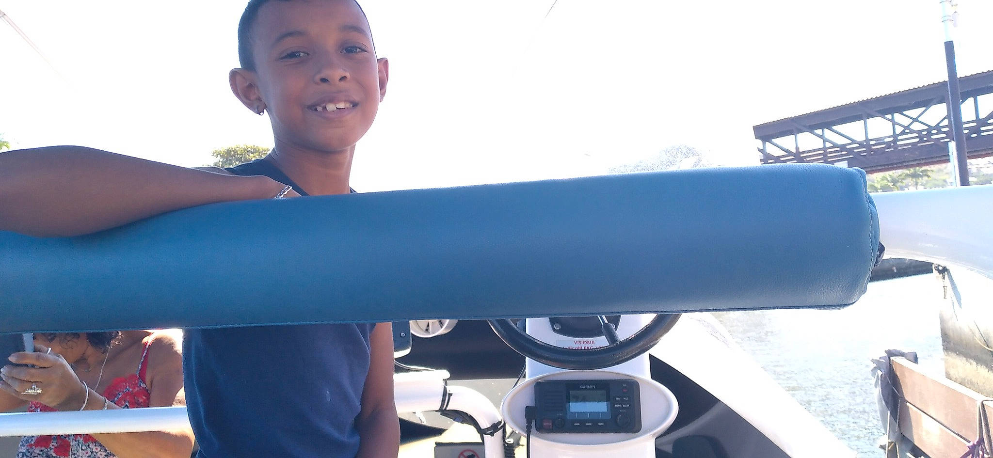 Leon-raphael a rejoint le concours — aidez-le/la à gagner de superbes lots ! auto_part, automotive_design, automotive_wheel_system, boats_and_boating_equipment_and_supplies, elbow, electric_blue, flash_photography, fun, happy, joy, leisure, machine, motor_vehicle, optical_instrument, person, recreation, sky, steering_wheel, t_shirt, telescope